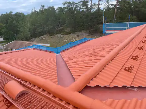 Nock och ränndal på ett nylagt tak med tvåkupiga betongpannor