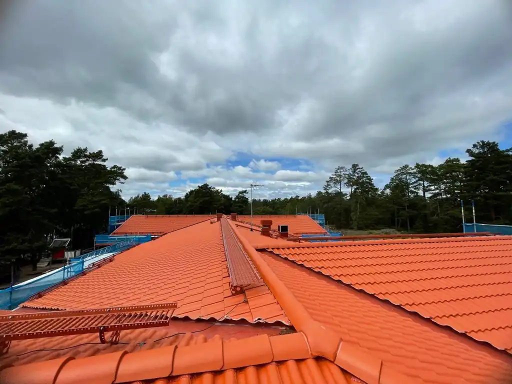 Nylagt betongpannetak med snörasskydd längs takfoten