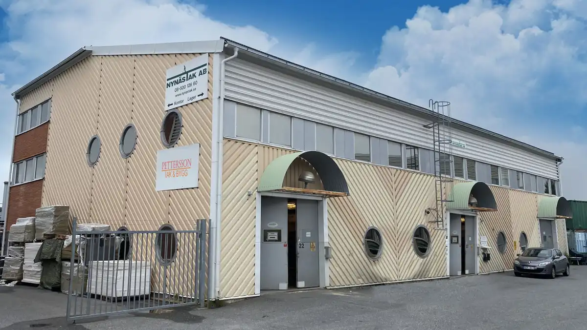 Kontoret och showroomet, med Pettersson Tak & Byggs skylt på fasaden