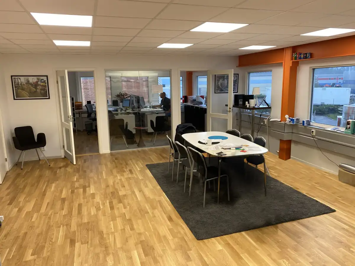 Mötesbordet i showroomet och kontoret på Cementvägen 22 i Jordbro