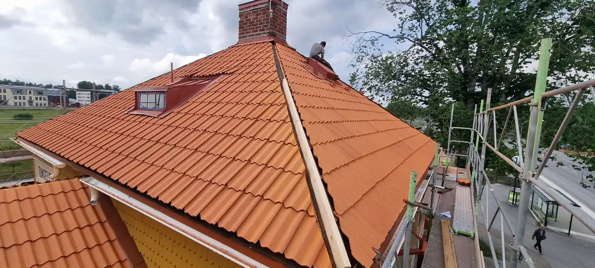 Valmat tak med nya tvåkupiga lertegelpannor Vittinge T11, ställning och skyddsräcke runt huset